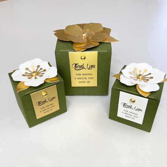 Green Favour Boxes with Delicate Flower B383